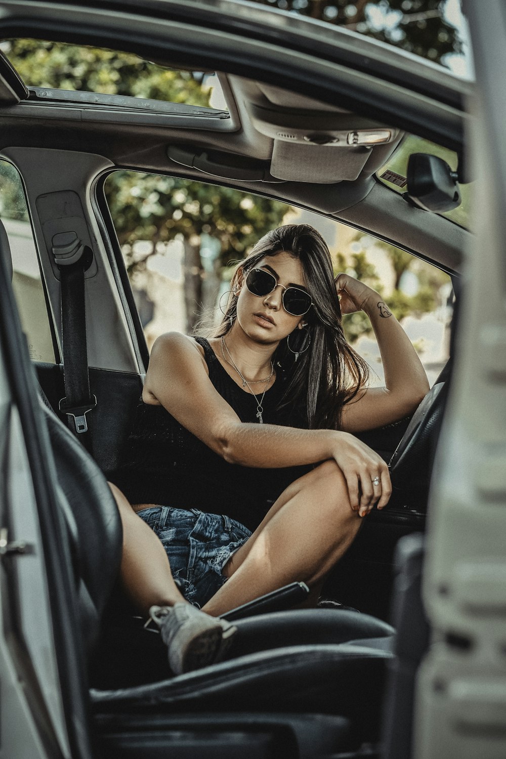 Mujer sentada dentro del vehículo en la fotografía de enfoque