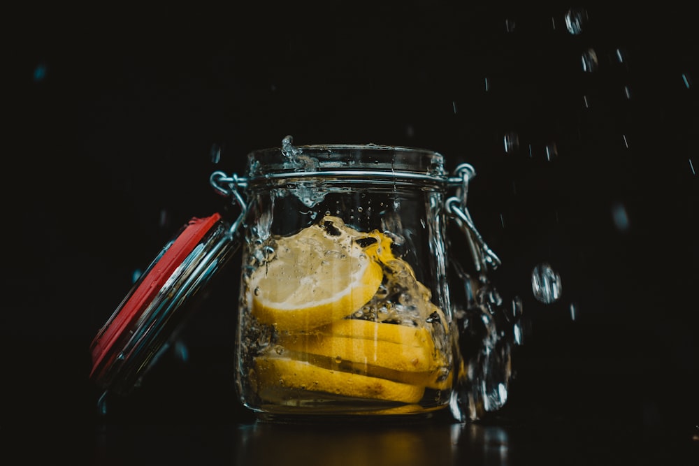 fatias de limão em jarra