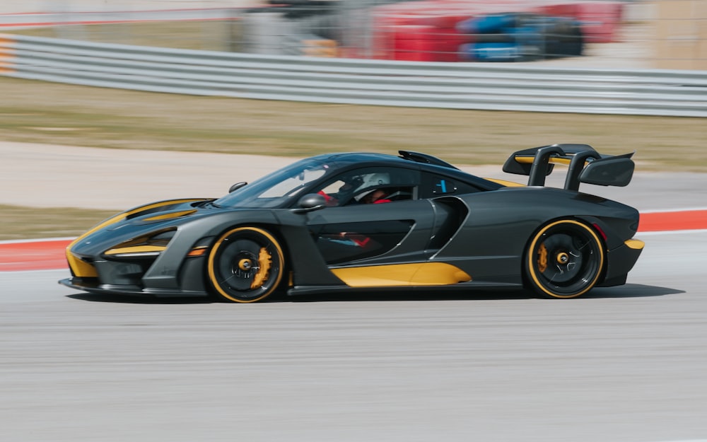 Fotografía panorámica de coupé negro y amarillo