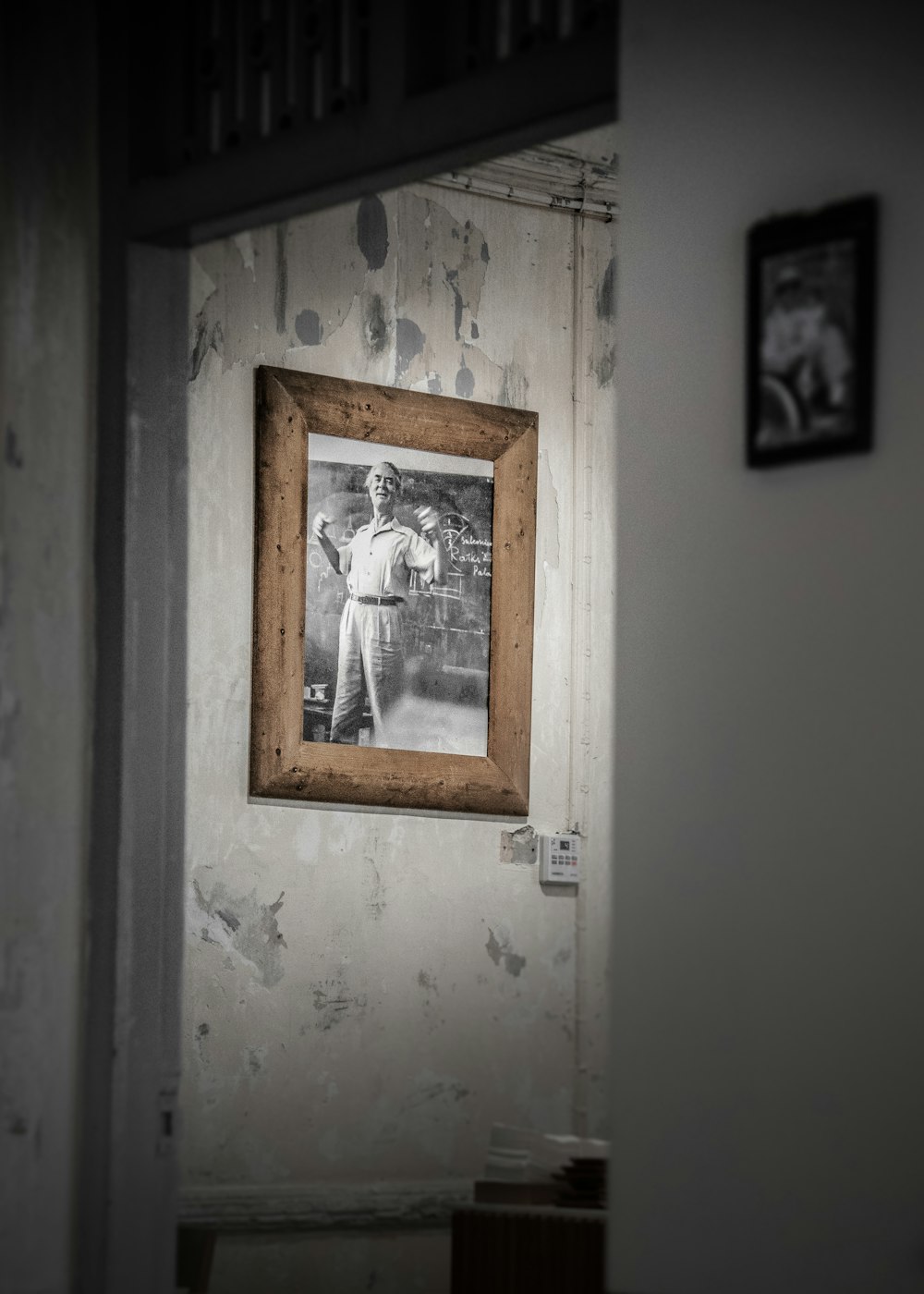 Mann in langärmeligen und Hosen gerahmtes Foto an der Wand