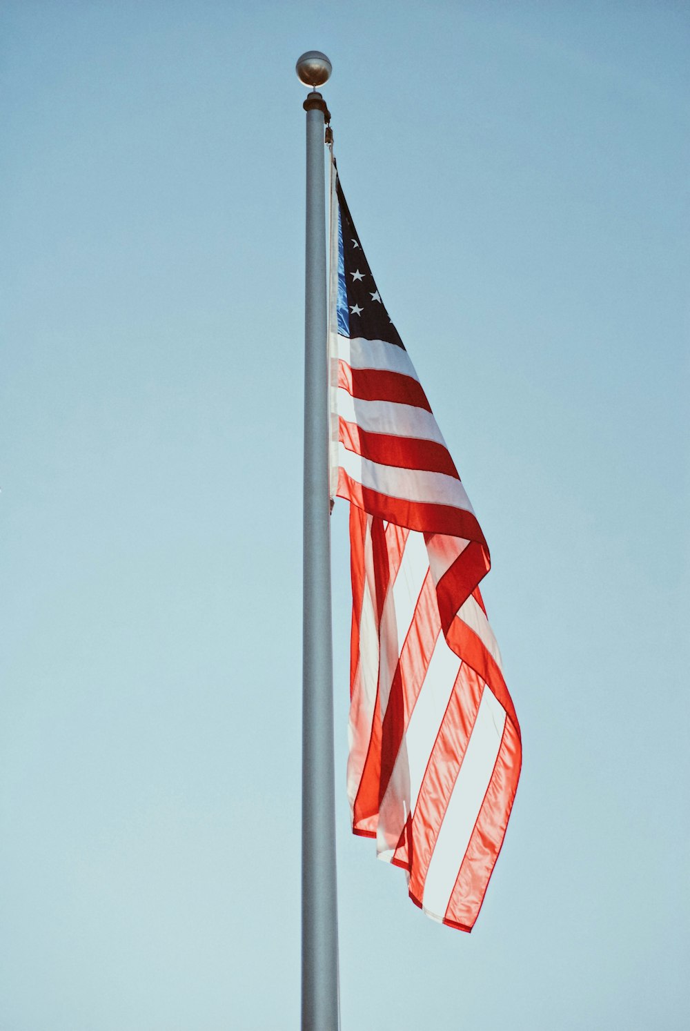 낮에 맑은 하늘 아래 미국 국기