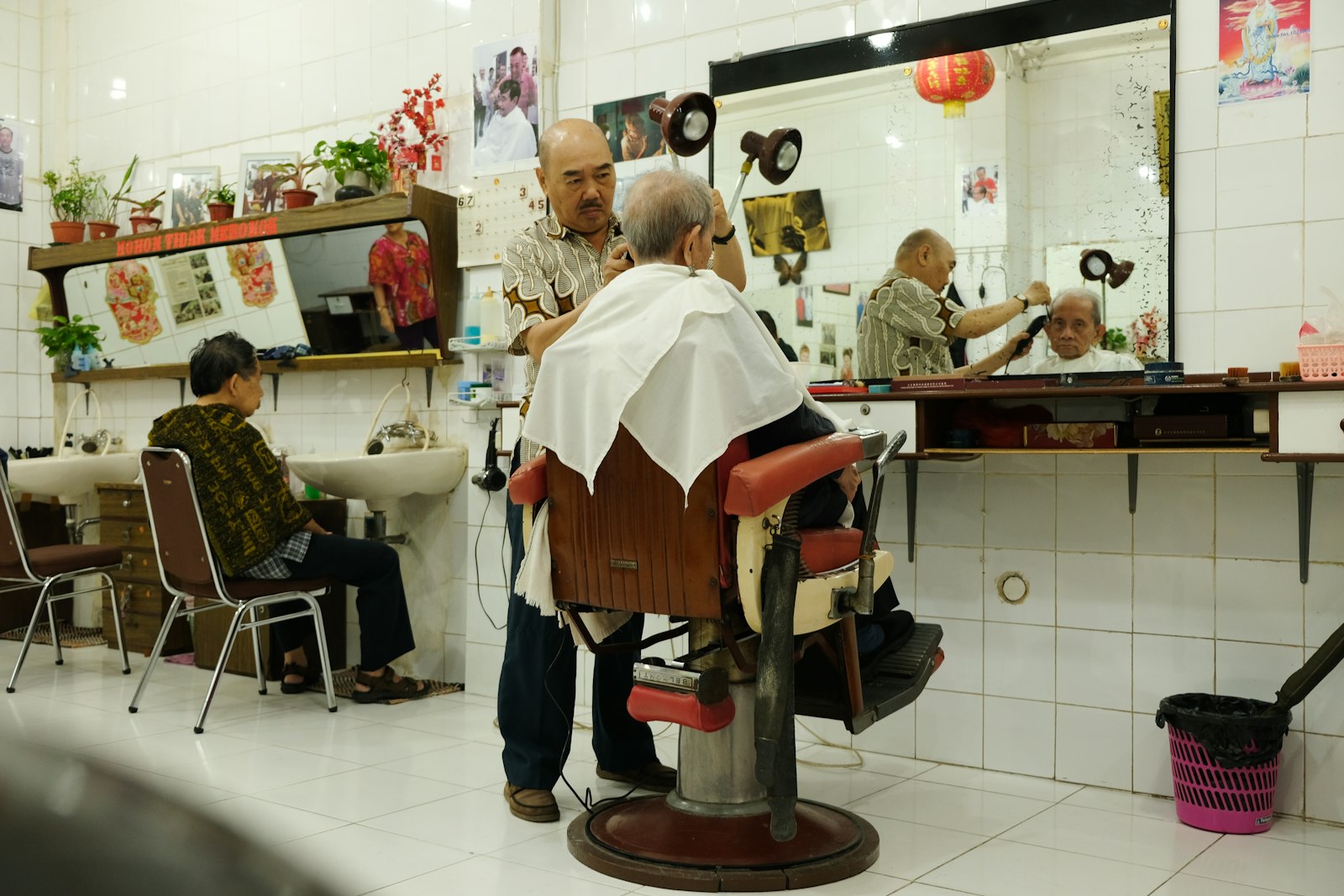 Fujifilm X-E3 + Fujifilm XF 18-55mm F2.8-4 R LM OIS sample photo. Woman cutting the hair photography