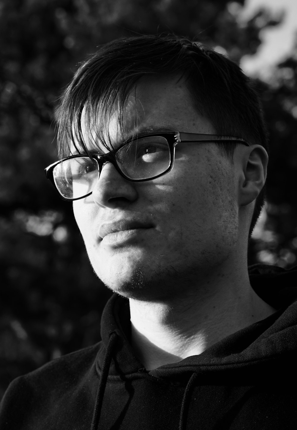 black and white picture of a man with eyeglasses