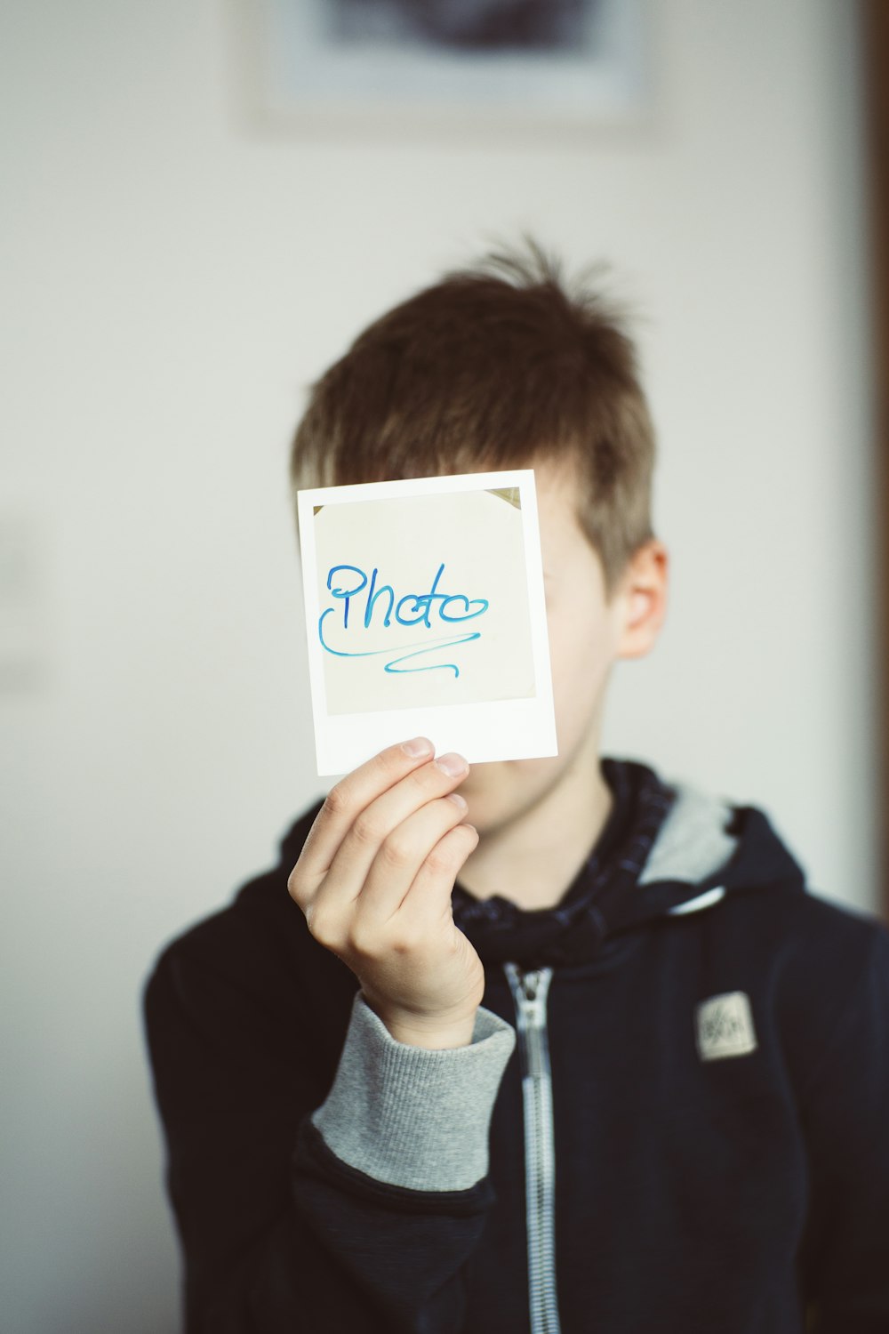 Junge mit Fotopapier