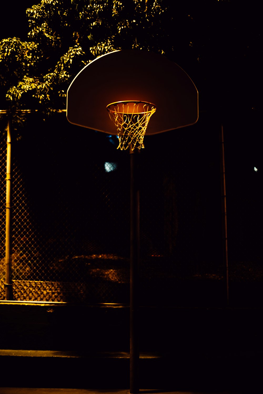 Aro de baloncesto marrón y blanco con red