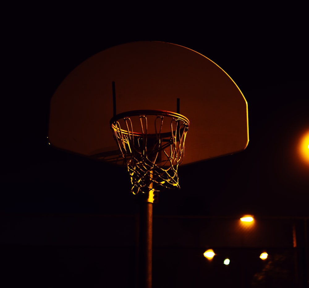薄暗い光の中でのバスケットボールのフープ