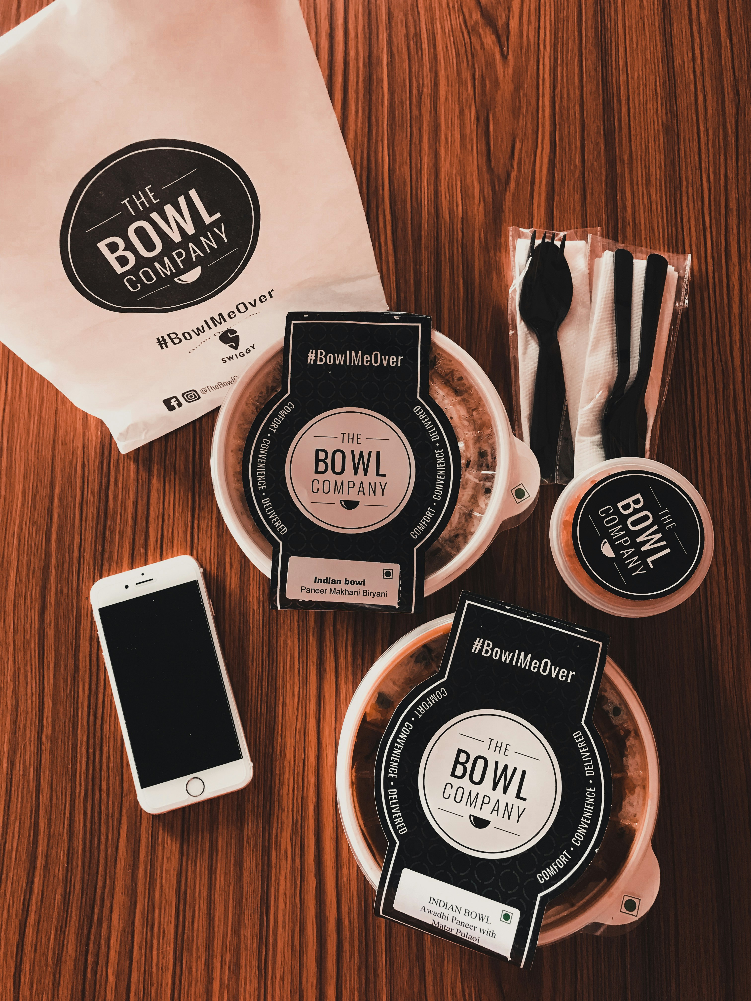 iPhone 6 neben den Bowls von The Bowl Company