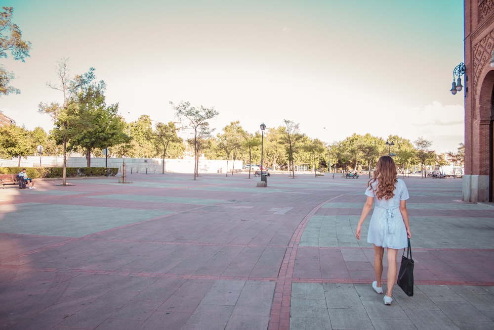 woman talking outdoor