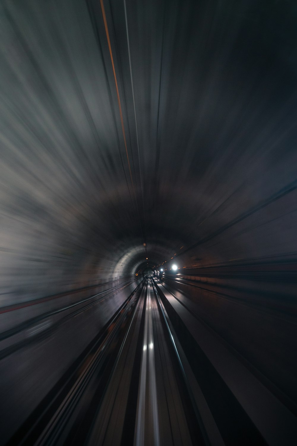 Ein Zug, der mitten in der Nacht durch einen Tunnel fährt