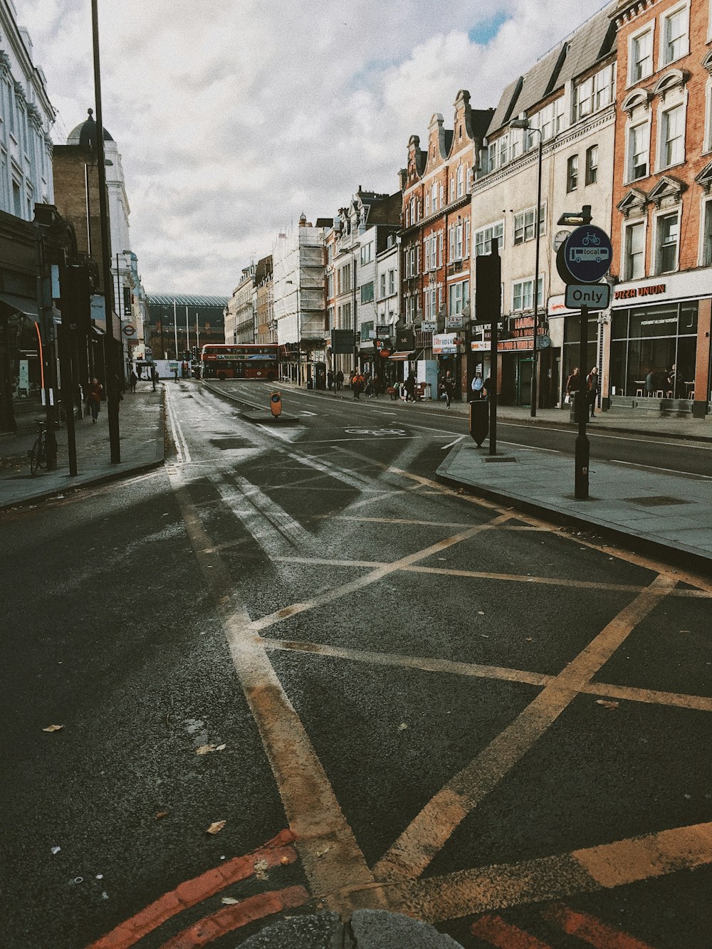 茶色のコンクリート道路