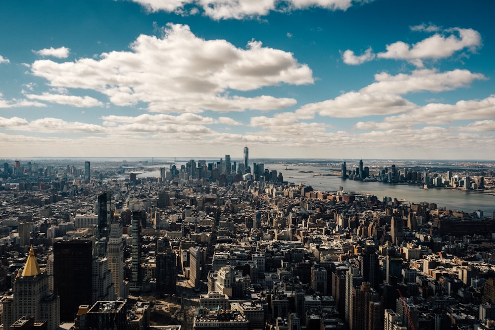 La ciudad de Nueva York bajo el cielo nublado durante el día