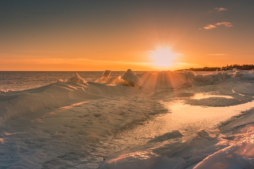 campo innevato durante l'ora d'oro