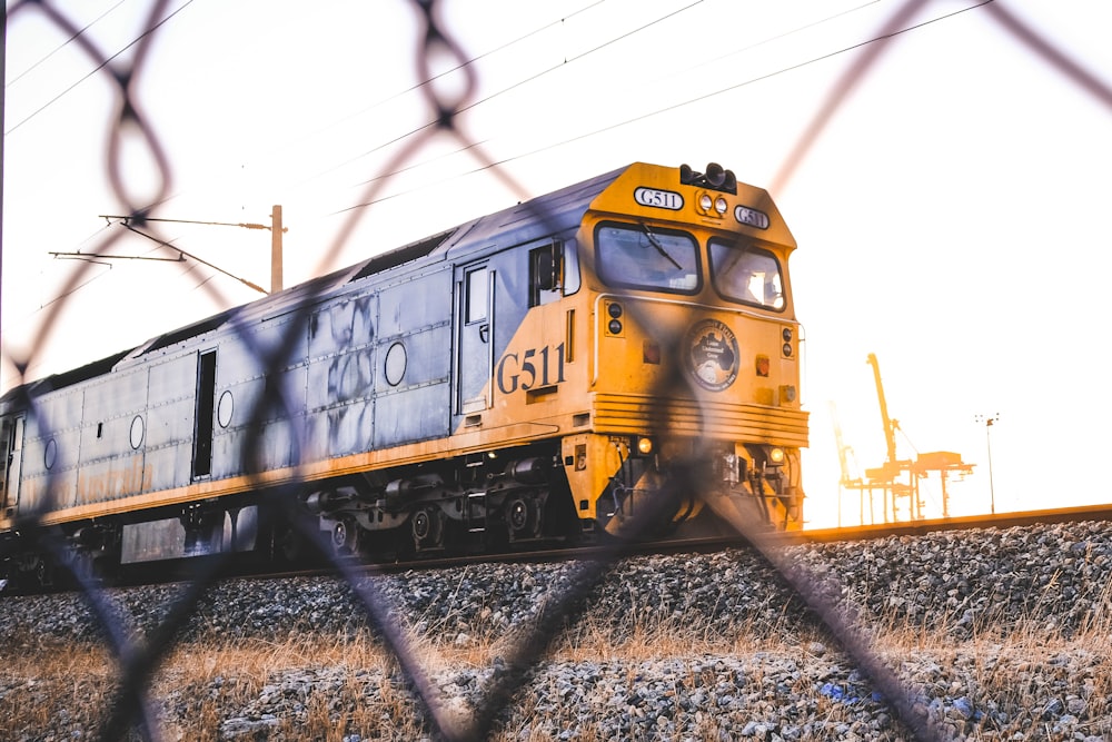 Fotografia de foco seletivo do trem amarelo e preto