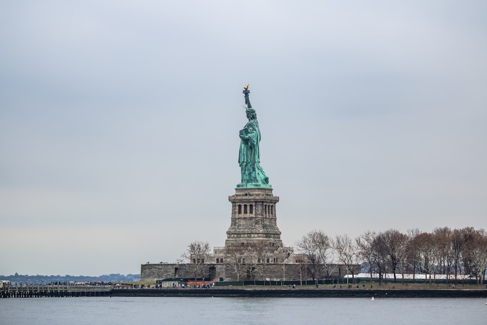 Estatua de la Libertad gris y verde