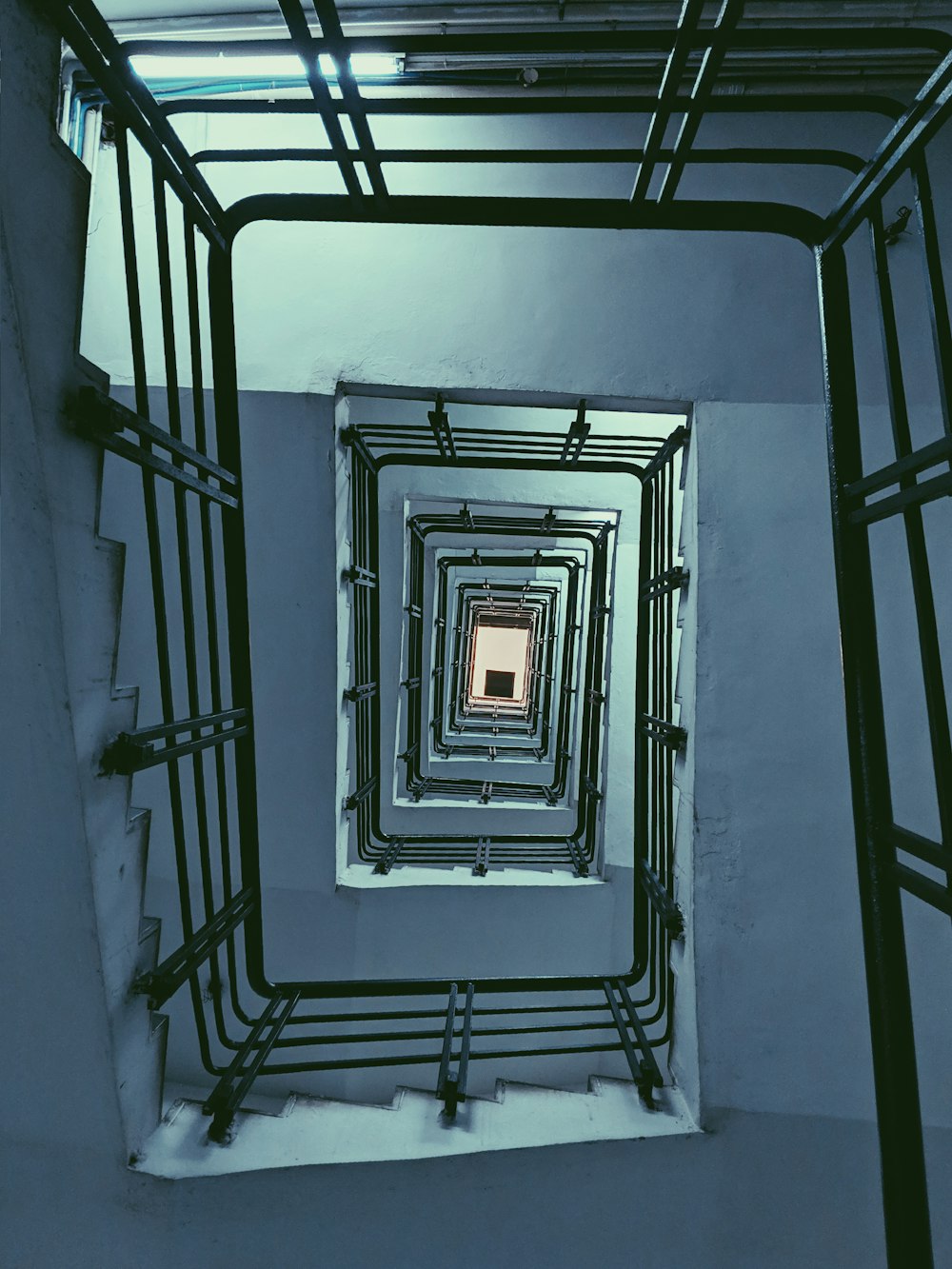 Fotografía de ángulo bajo de un edificio blanco