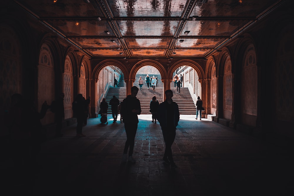 Menschen versammeln sich auf dem Brown Building