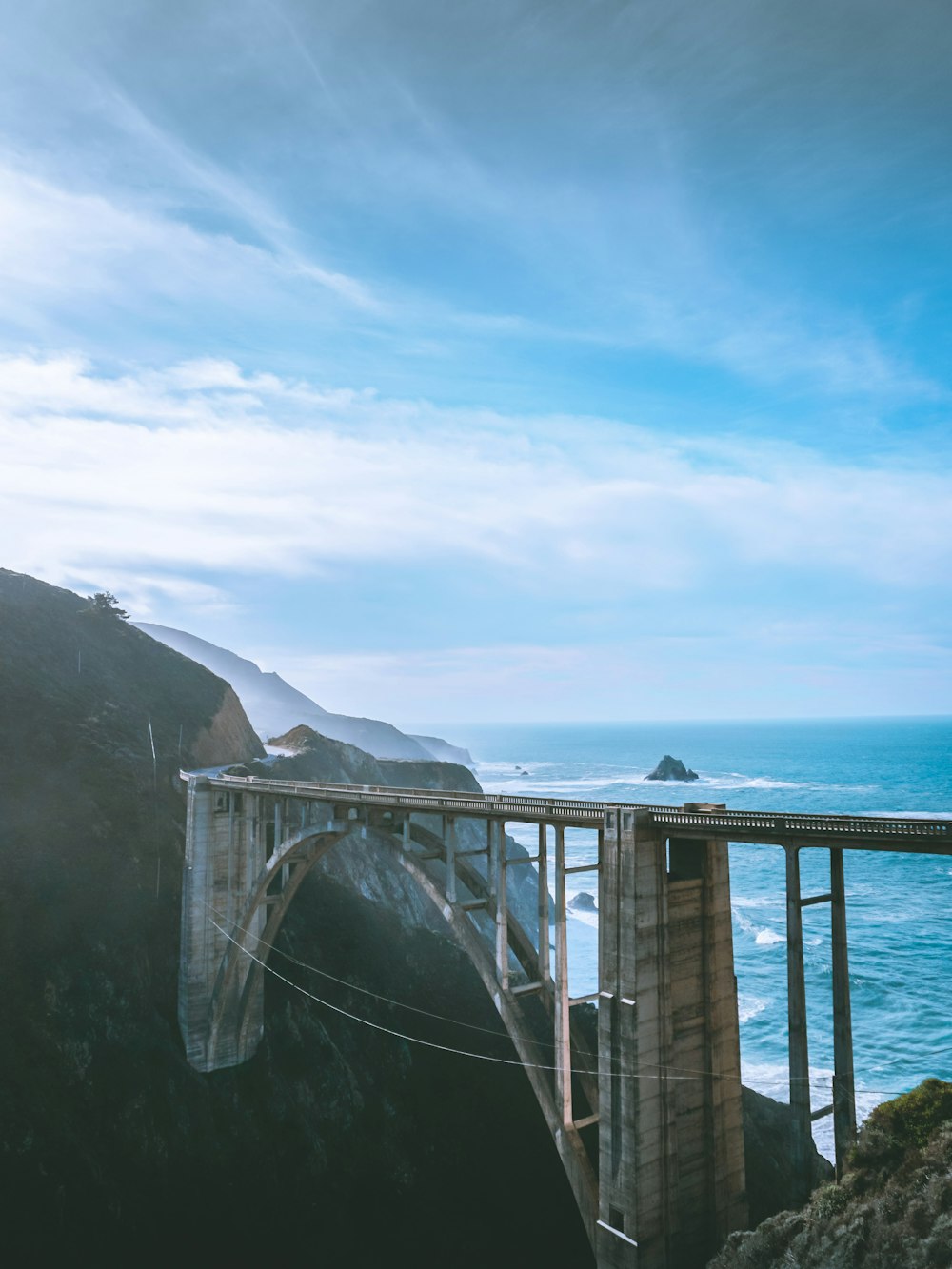 ponte de concreto cinza através da montanha