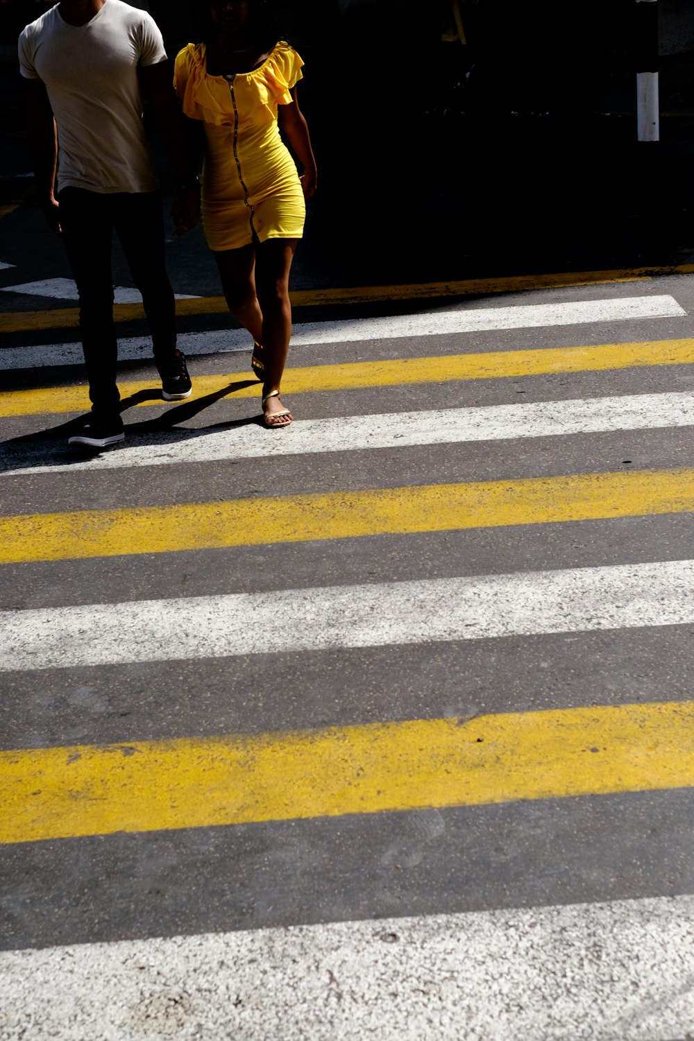 personas que caminan por el carril peatonal