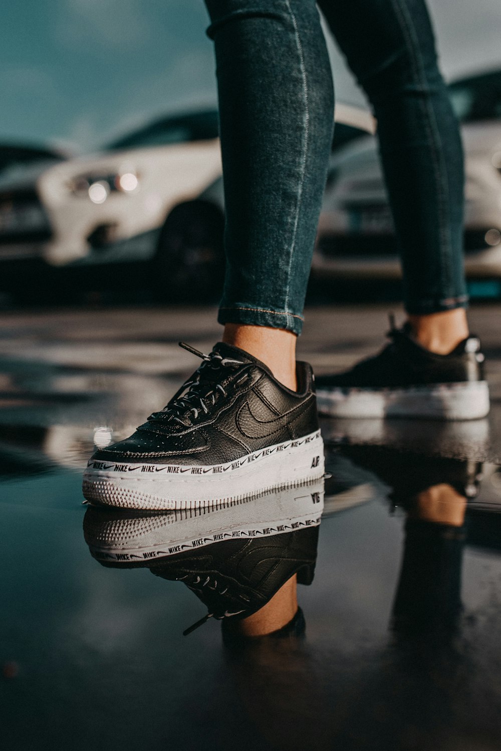 Foto persona con zapatillas Nike negras – Imagen Zapatos gratis en Unsplash