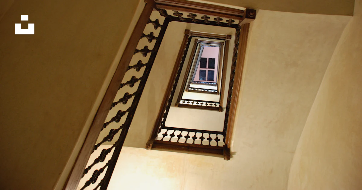 A window on the side of a building photo – Free Banister Image on Unsplash