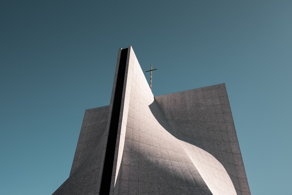 un grand bâtiment surmonté d’une croix