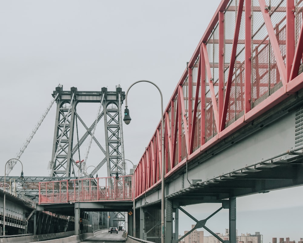 赤と灰色のコンクリート橋