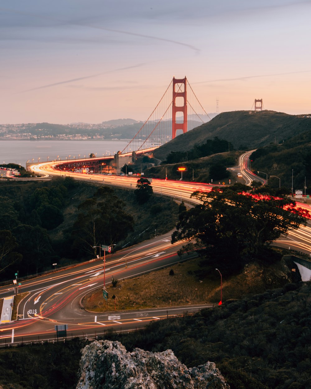 Fotografía time-lapse de coches en la carretera junto al puente Golden Gate