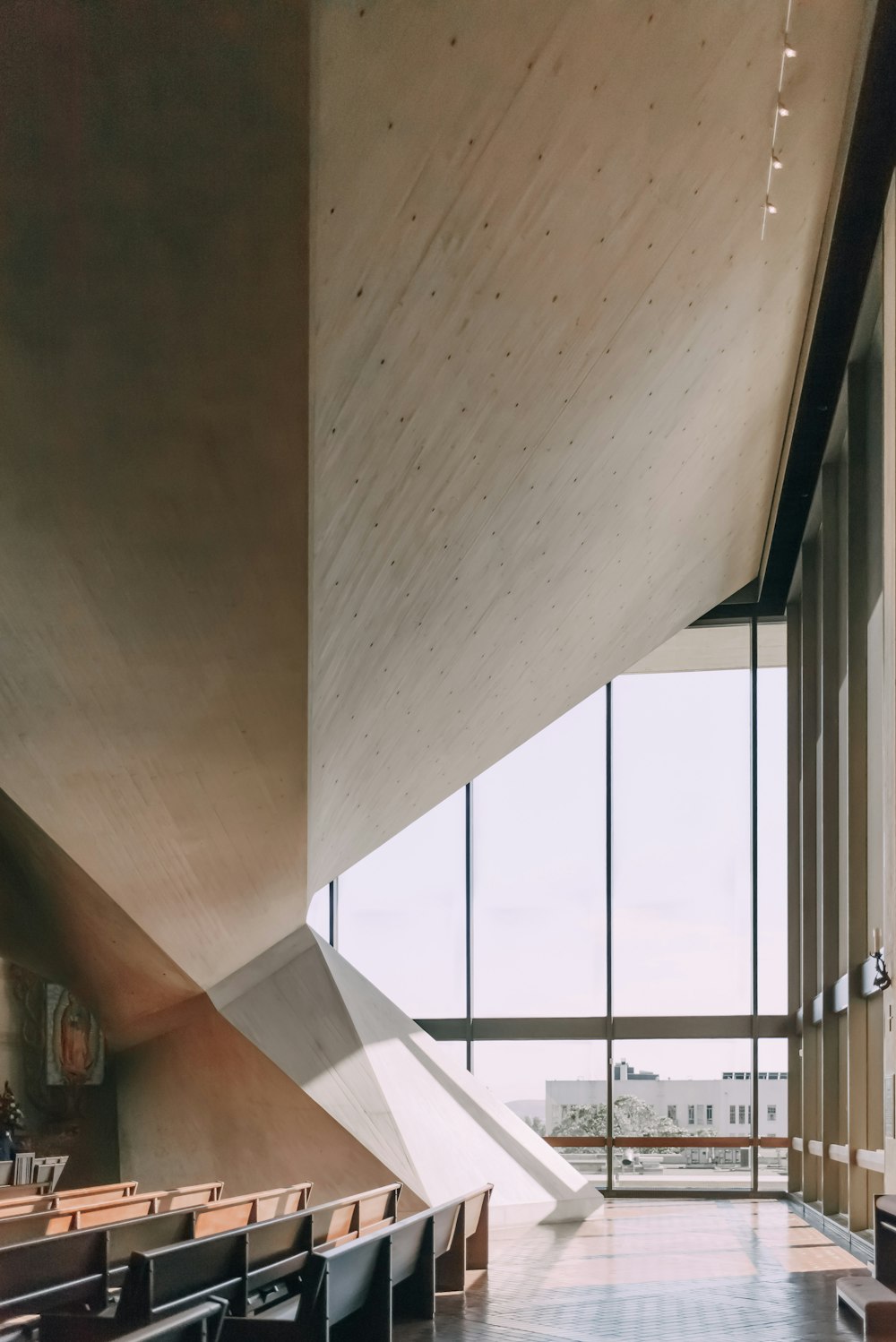 Intérieur du bâtiment en béton blanc