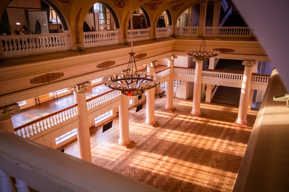 Interior del edificio de hormigón beige