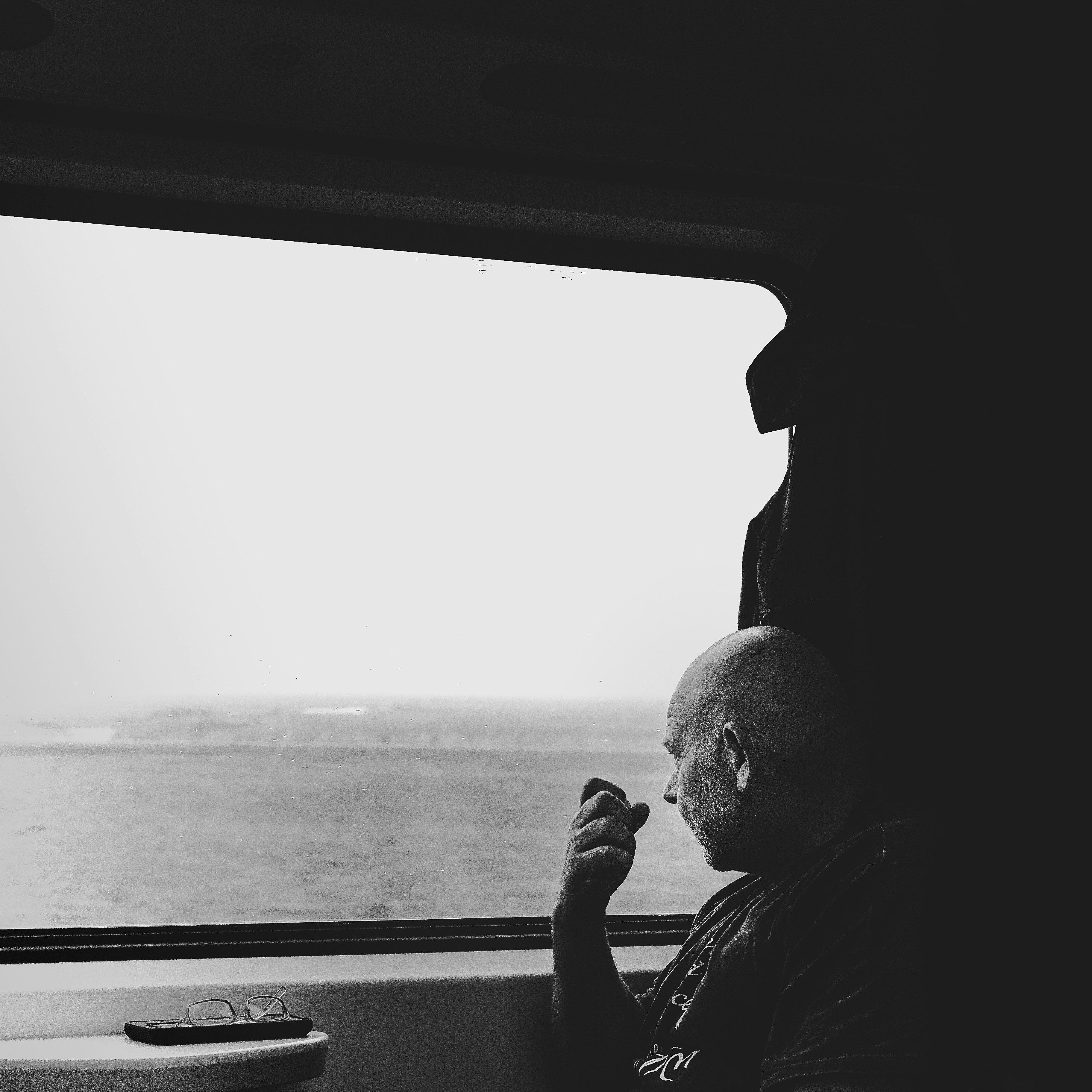 uomo seduto di fronte al tavolo