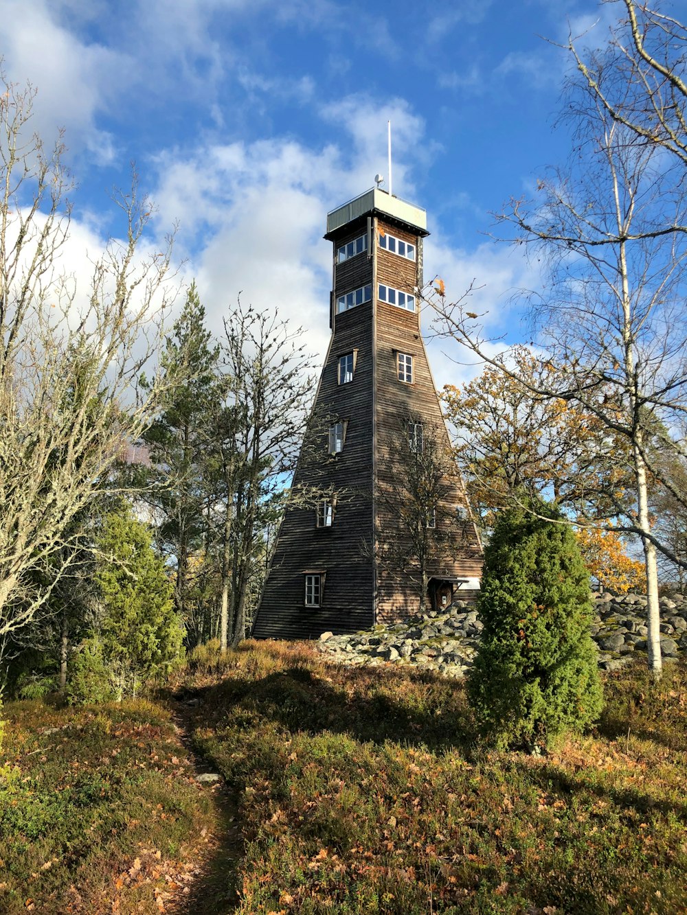 brown high-rise building