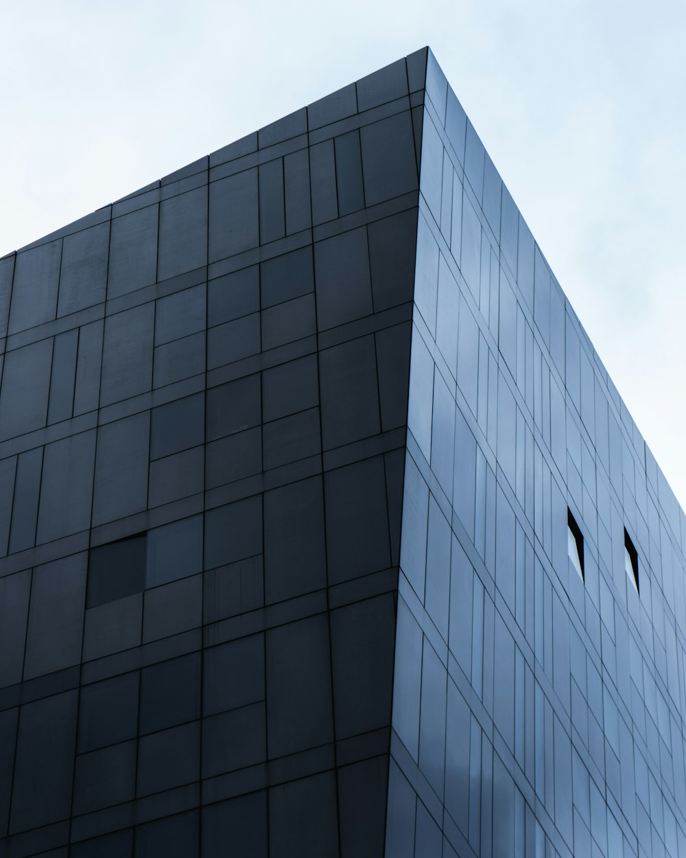 Edificio gris bajo el cielo azul