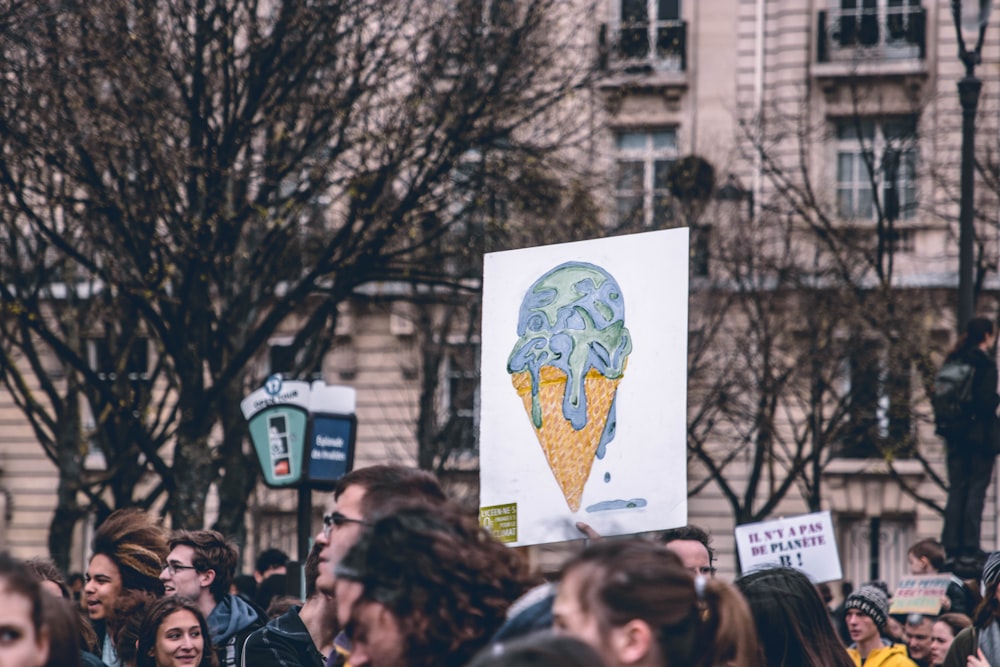 persone protestano per il cambiamento climatico a Parigi, Francia