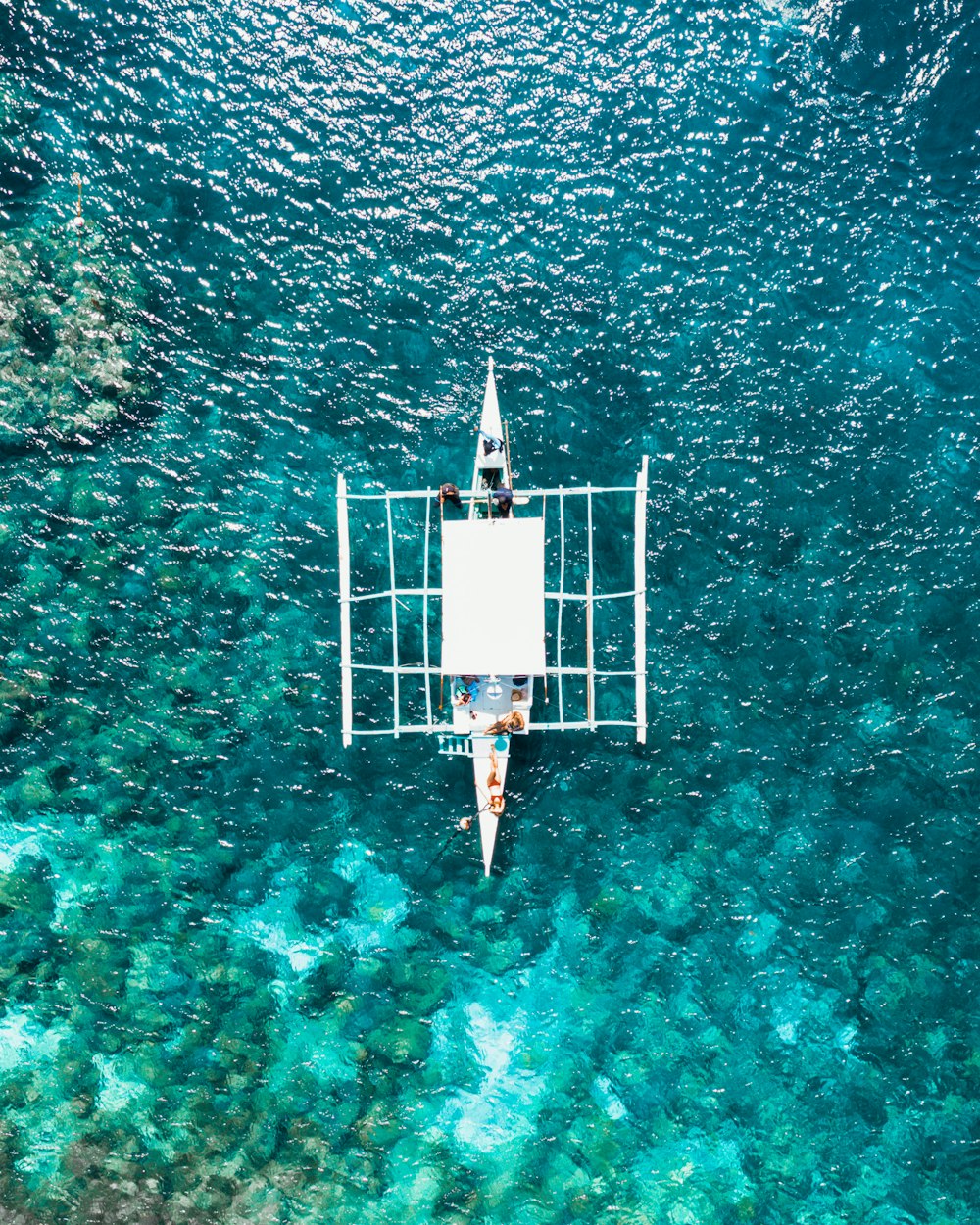 Bateau blanc et bleu sur l’océan photographie