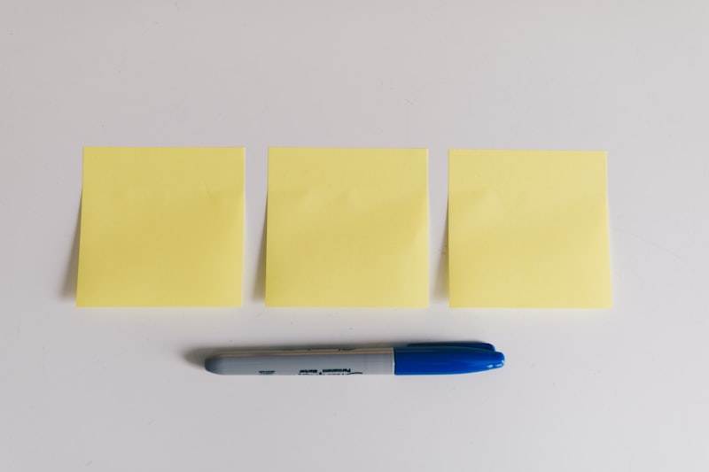 Post-it jaunes et feutre servant à écrire les hypothèses d'un projet