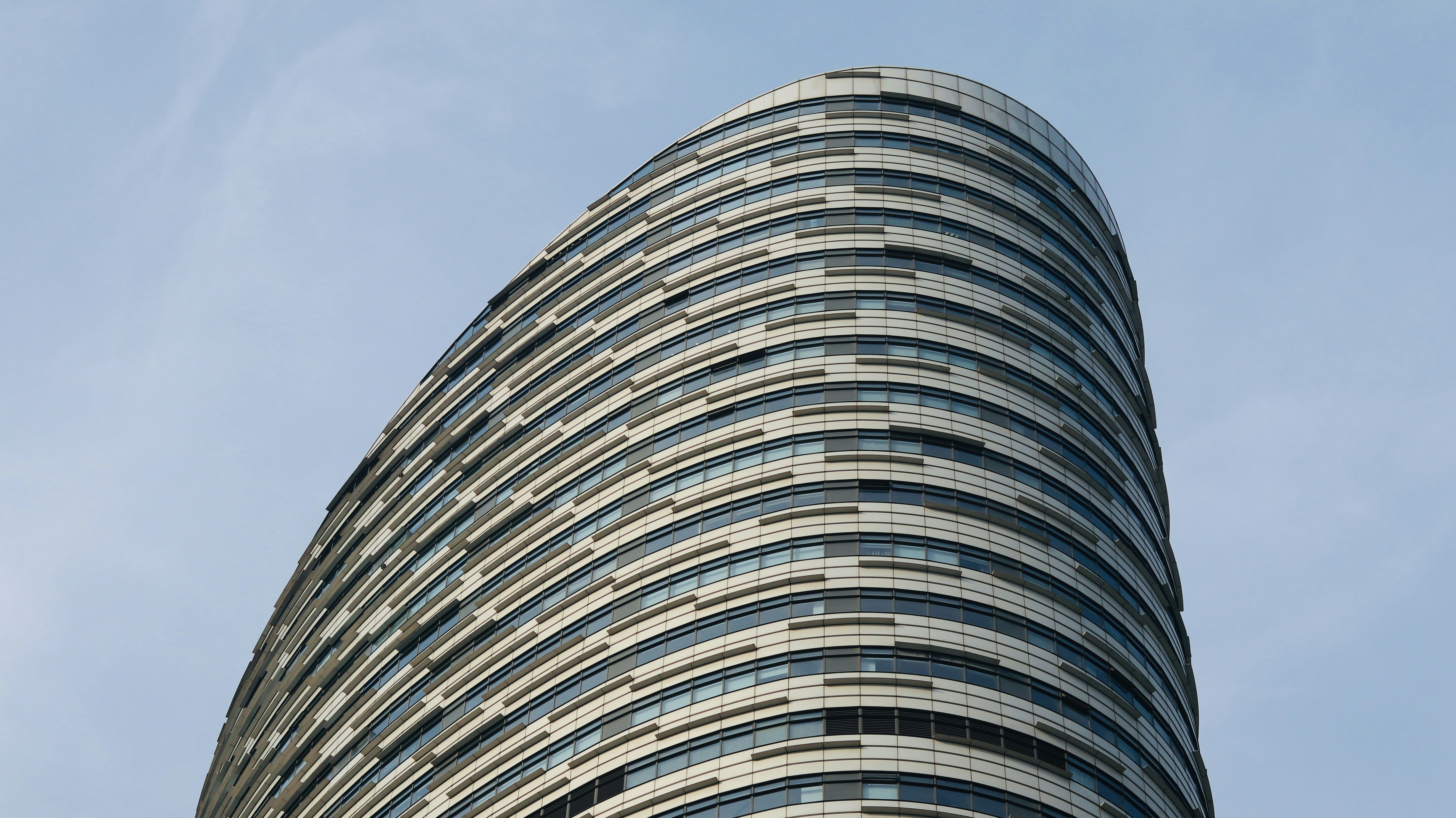 gray high-rise building