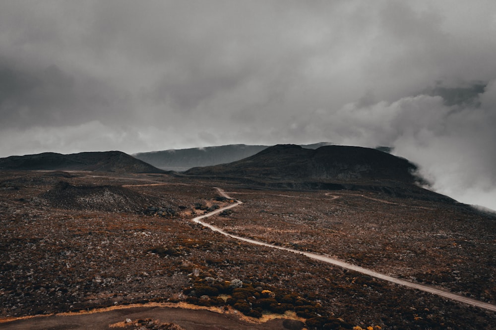 Uma estrada de terra no meio de uma montanha