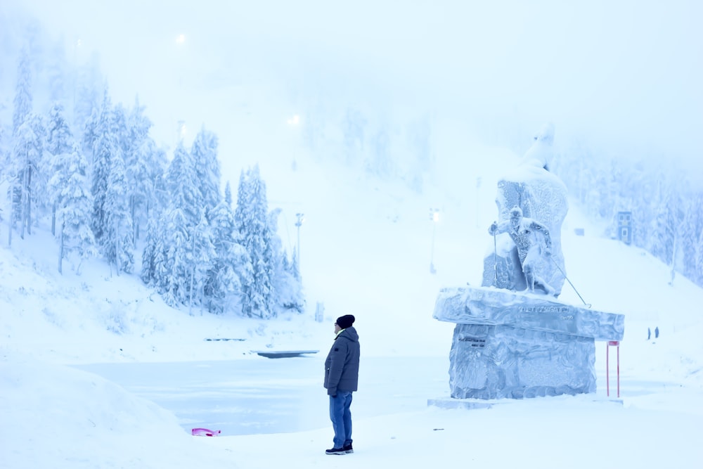 homem em pé do lado de fora durante o dia nevado
