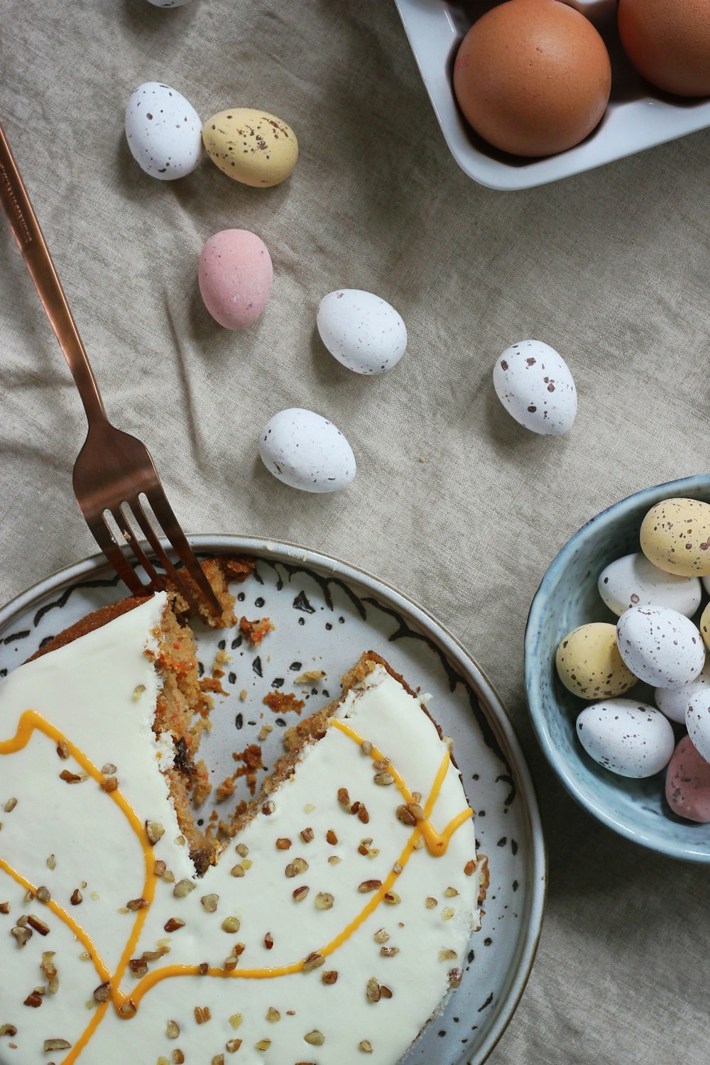 Gâteau mangé à côté des œufs