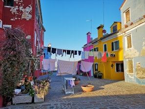 Colorful streets of Filandia with traditional architecture and hanging flowers.