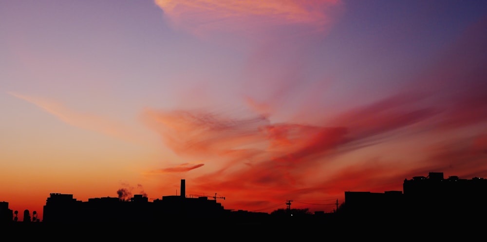 夕暮れ時の建物のシルエット