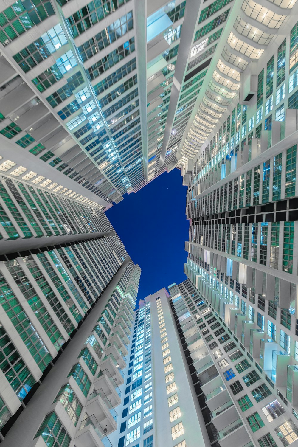 Fotografía de ángulo bajo de edificios de cortinas de vidrio