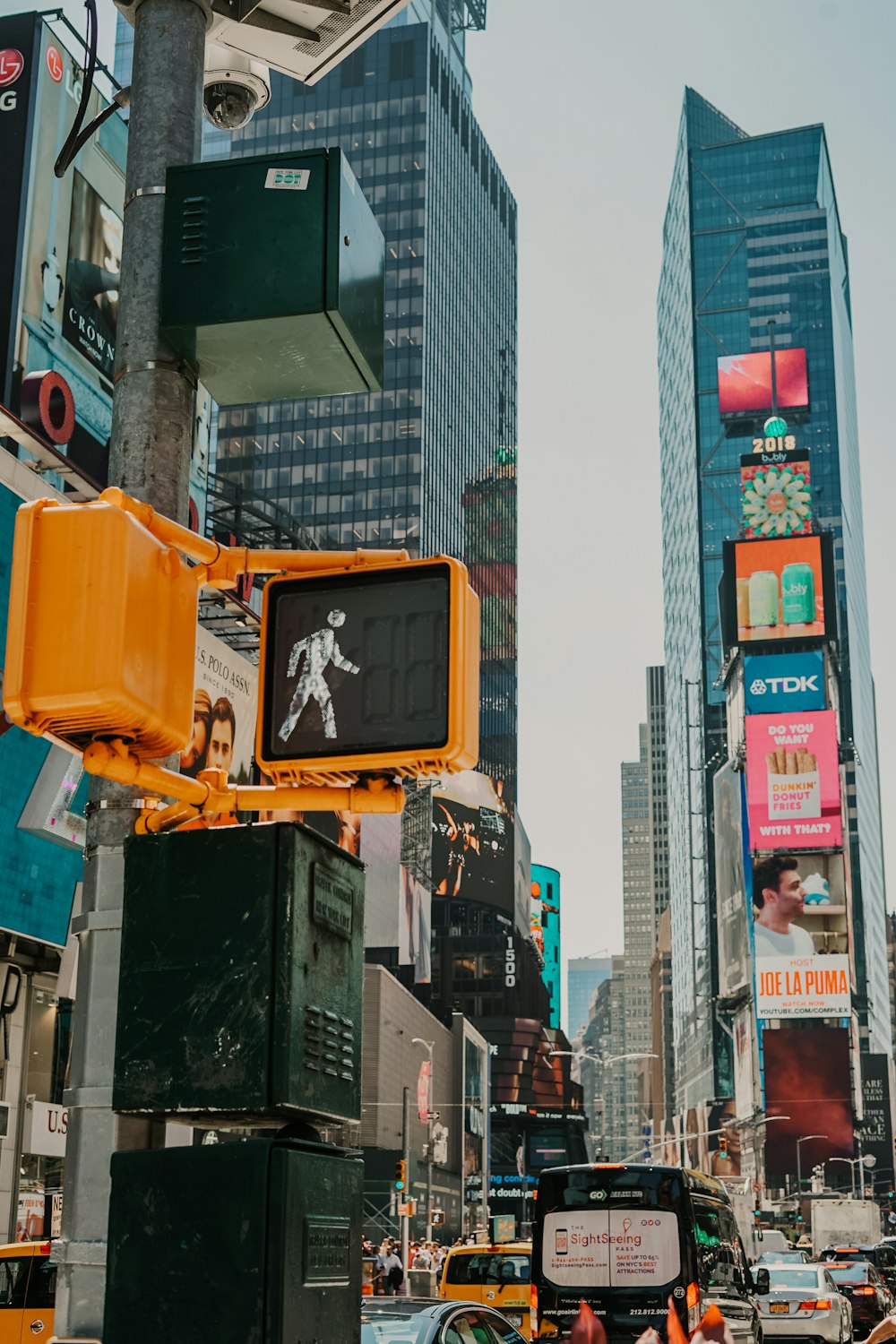 walking signage at daytime