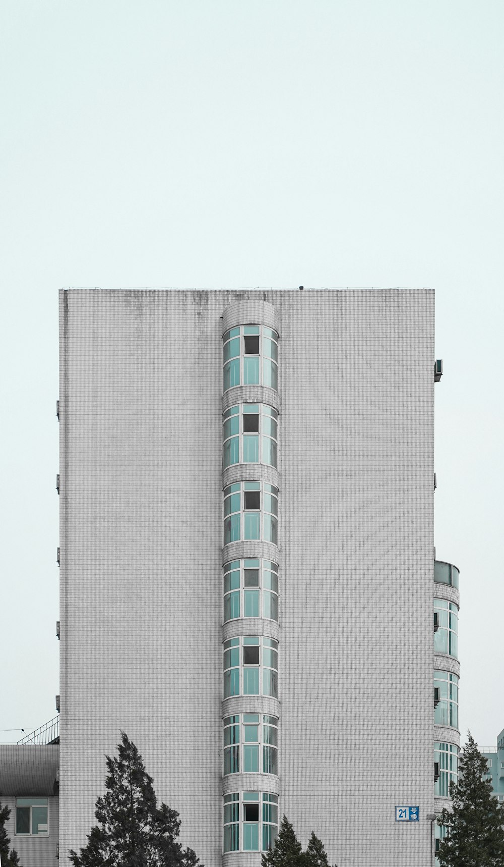 白く塗られた高層ビル