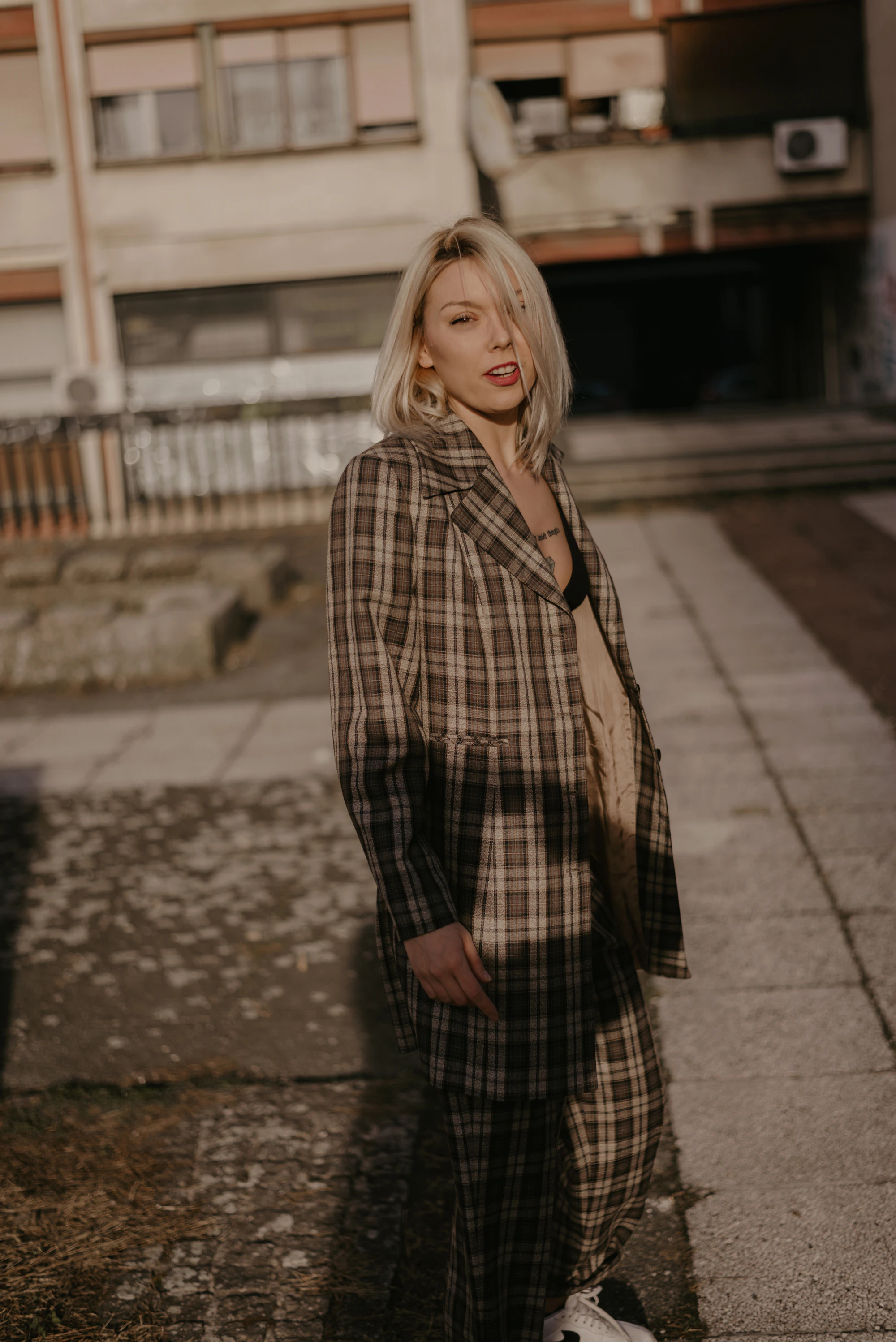 Femme en manteau dans la rue