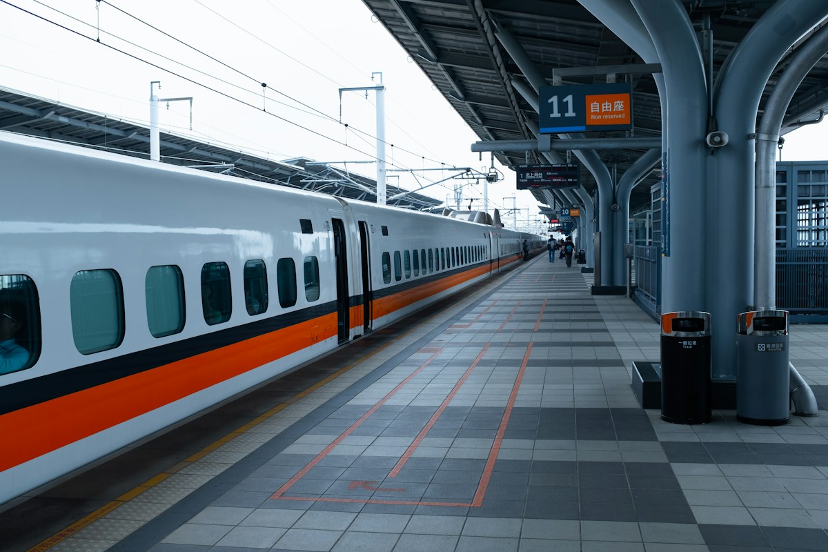 停靠在月台邊的台灣高鐵列車
