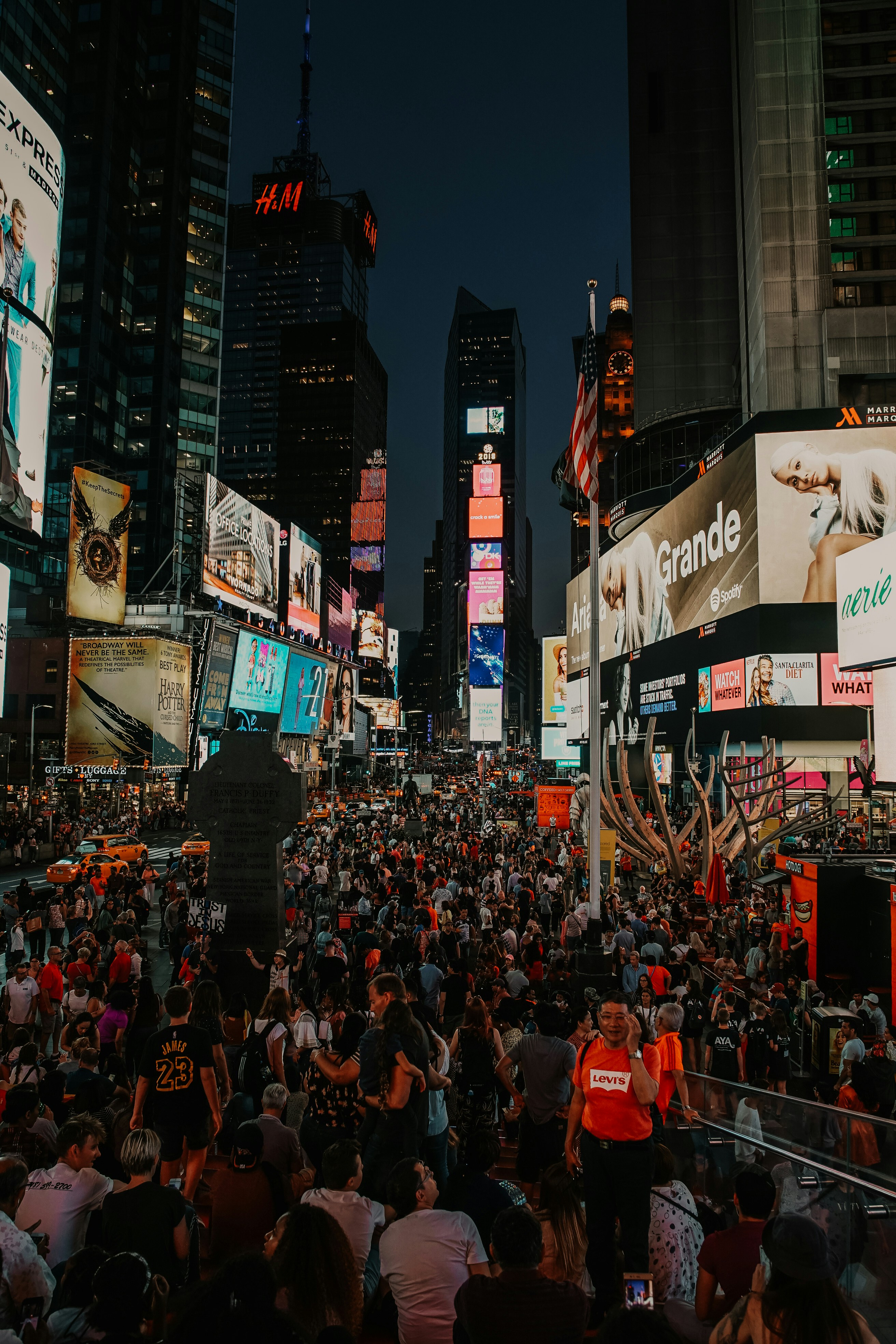 Plano Vertical Gente Caminando Times Square Manhattan Nueva York — Foto  editorial de stock #576467488 ©wirestock_creators, image size:3000x4500