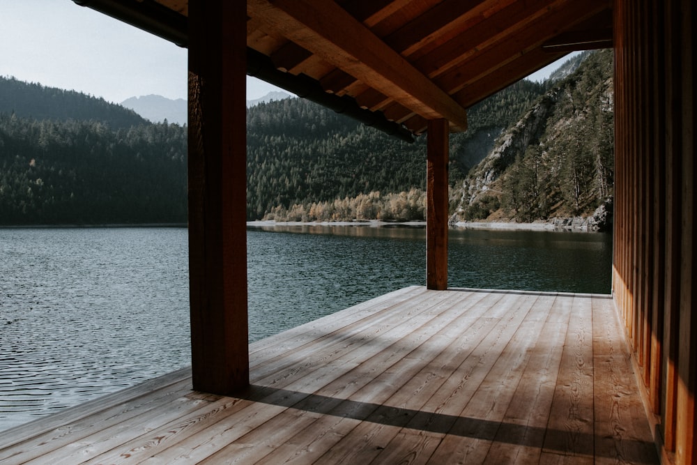 Dock de plage en bois marron