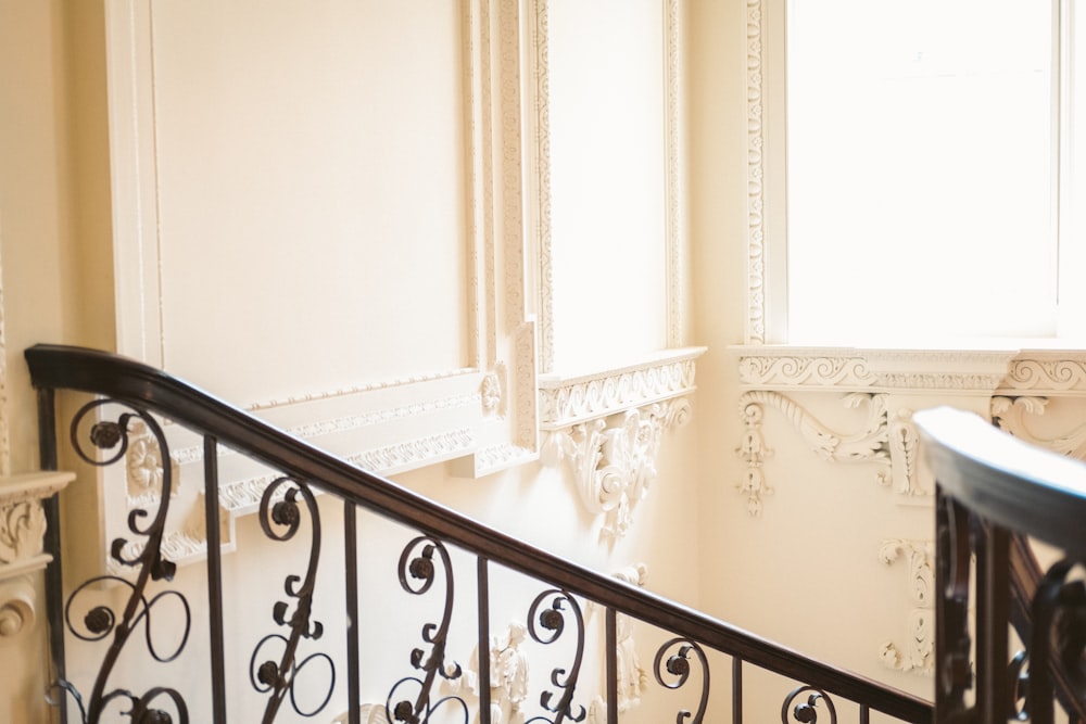 Crown Molding Pictures Download Free Images On Unsplash