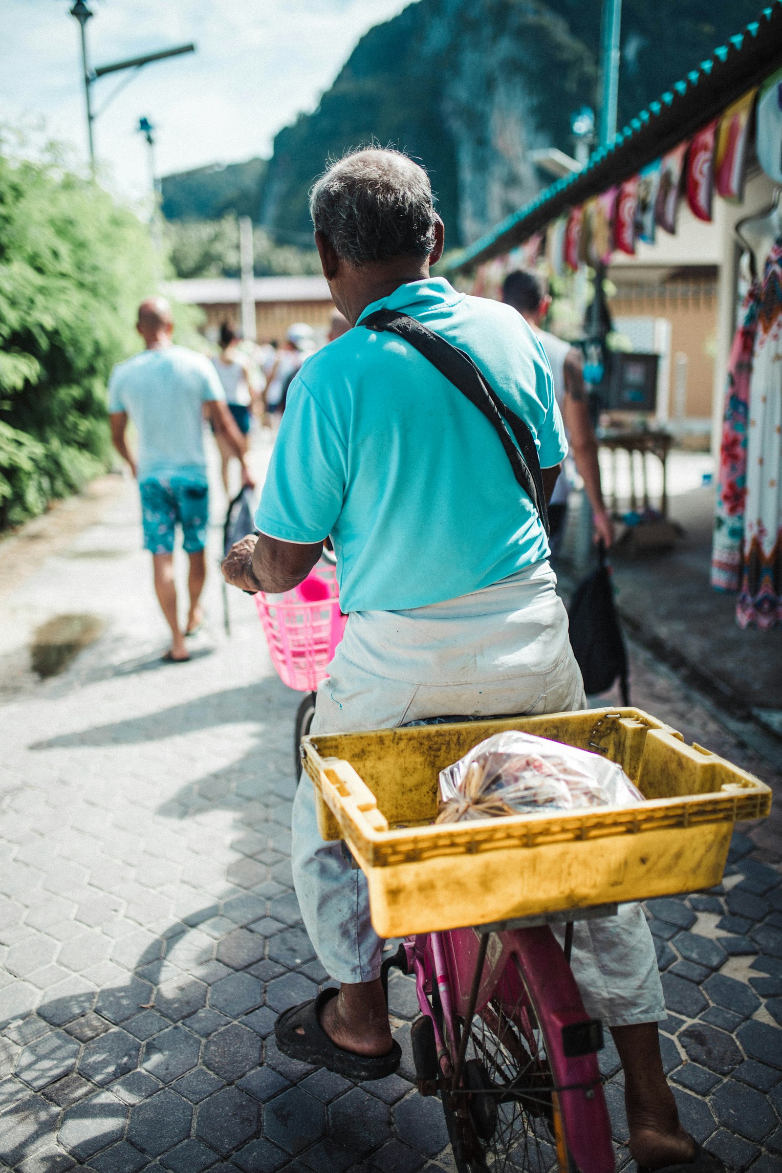 Canon EOS 6D Mark II + Sigma 35mm F1.4 DG HSM Art sample photo. Man riding on bicycle photography